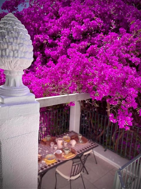 Property building, Balcony/Terrace, Dining area