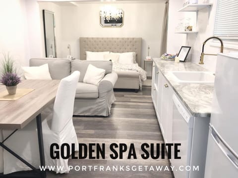 Bed, Kitchen or kitchenette, Seating area, Dining area