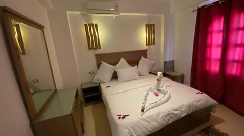 Photo of the whole room, Bedroom, towels