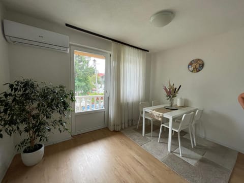 kitchen, air conditioner