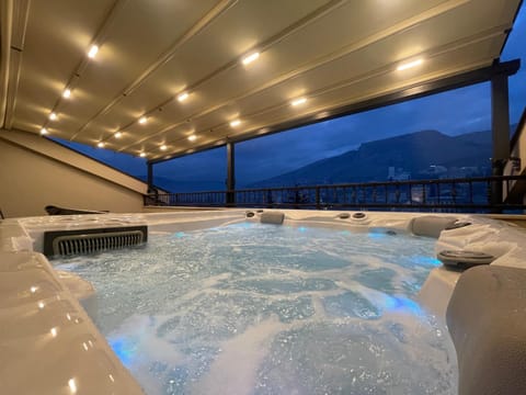 Penthouse with Old bridge view and jacuzzi Apartment in Mostar