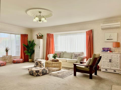 Living room, internet, air conditioner