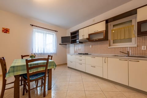 Kitchen or kitchenette, Dining area, stove