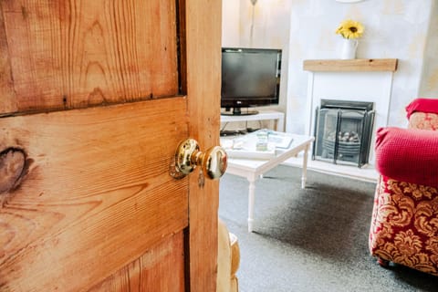 TV and multimedia, Living room, Seating area, flat iron