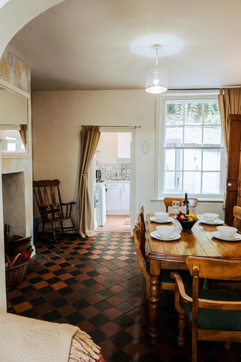 Seating area, Dining area