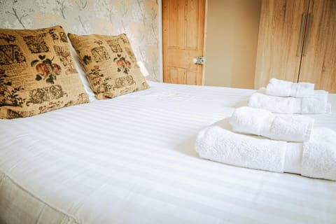 Bed, Bedroom, towels