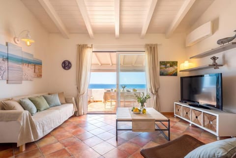 Communal lounge/ TV room, TV and multimedia, Living room, Seating area, Evening entertainment, Sea view