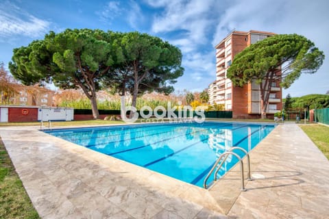 Property building, Day, Pool view, Swimming pool, sunbed