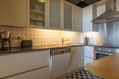 Kitchen or kitchenette, dishwasher, stove