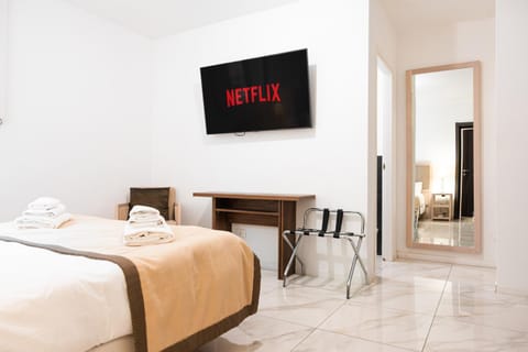 Bed, TV and multimedia, Photo of the whole room, Bedroom, towels