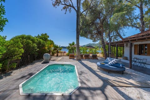 Swimming pool, sunbed