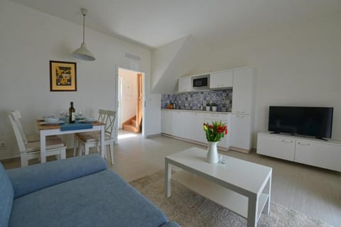 Nightclub / DJ, Lounge or bar