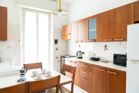 Coffee/tea facilities, Kitchen or kitchenette, Dining area, dishwasher, minibar, stove