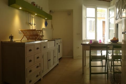 Kitchen or kitchenette, Dining area, stove