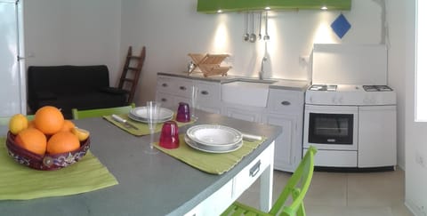 Kitchen or kitchenette, Dining area, oven, stove