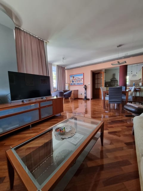 TV and multimedia, Living room, Seating area, Dining area