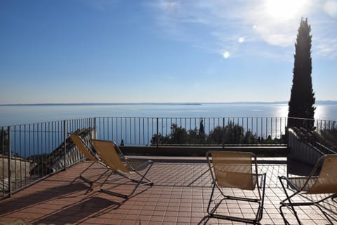 Villa La Limonaia Garda, extraordinary silent position, great lake view House in Lake Garda