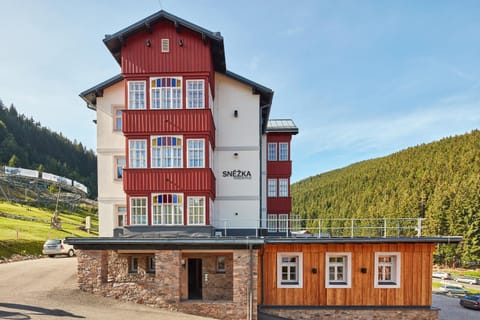Property building, Facade/entrance, Spring, Off site, Day, Property logo or sign, Natural landscape, Summer, Skiing, Seating area, Hiking, Hiking, Cycling, Evening entertainment, Mountain view, Sports, Location, Sunrise, Family, Family, Parking