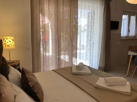 Bed, Photo of the whole room, towels