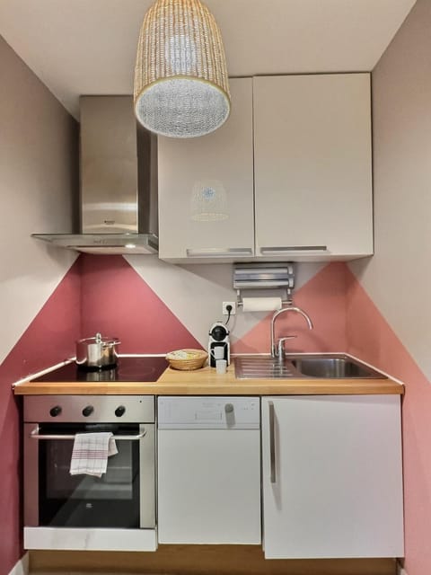 Coffee/tea facilities, Kitchen or kitchenette, dishwasher, microwave, oven, safe, stove