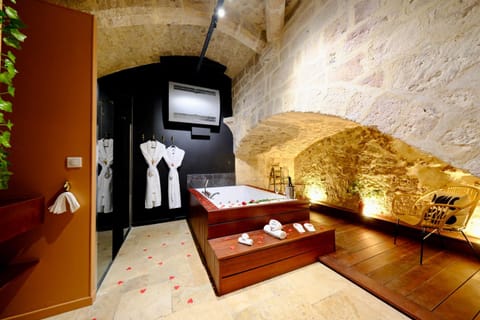 L'Autel La Crypte Mystérieuse de Rouen - sauna & balnéo Apartment in Rouen