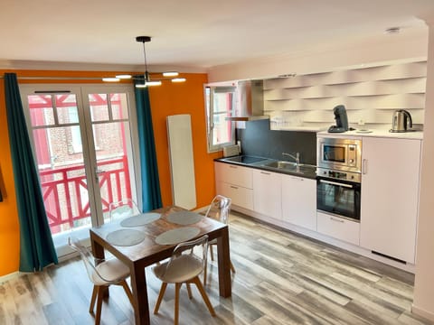Kitchen or kitchenette, Dining area, dishwasher, minibar, pet friendly, stove, toaster