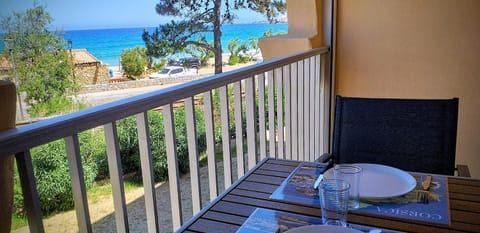 Studio standing classé meublé de tourisme avec terrasse vue mer " les pieds dans l'eau " à Algajola Apartment in Corsica