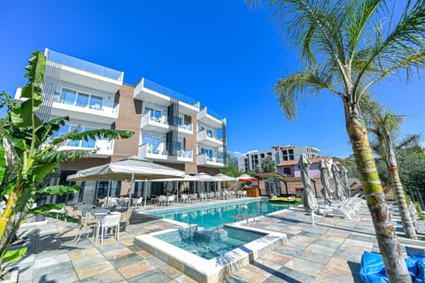 Property building, Restaurant/places to eat, Swimming pool