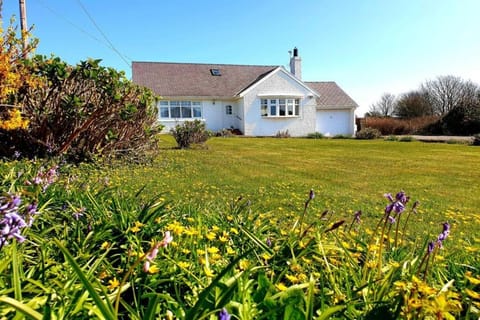 TIRNANT- 3 Bed - GROUND FLOOR ROOMS -DOG FRIENDLY House in Trearddur Bay