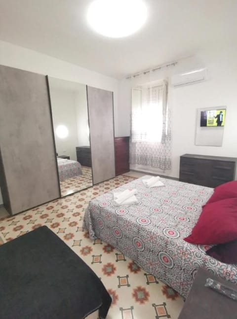 Bed, TV and multimedia, Photo of the whole room, Bedroom