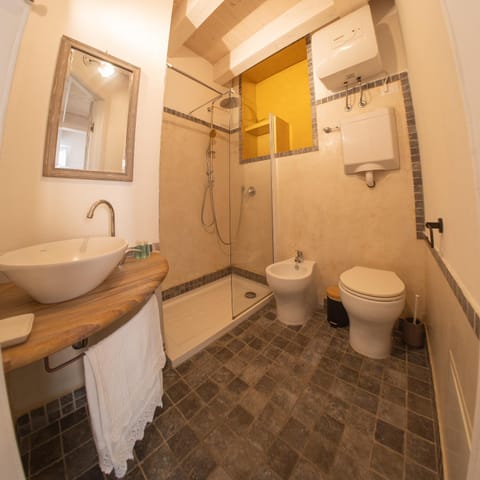 Shower, Toilet, Bathroom, bidet, towels