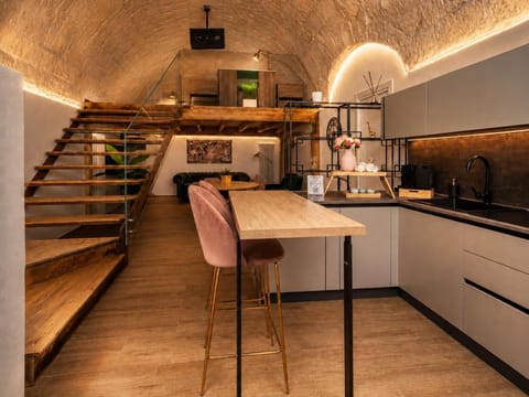 Coffee/tea facilities, View (from property/room), View (from property/room), Kitchen or kitchenette, Photo of the whole room, Dining area, oven, pet friendly, stove