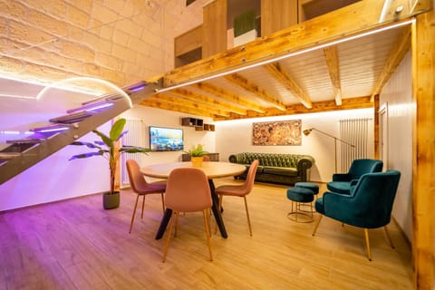 Communal lounge/ TV room, TV and multimedia, Living room, Photo of the whole room, Seating area, Dining area