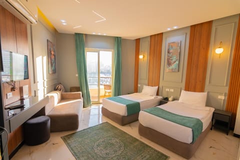 Bed, TV and multimedia, View (from property/room), Living room, Photo of the whole room, Bedroom