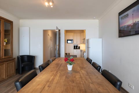 TV and multimedia, Kitchen or kitchenette, Living room, Seating area, Dining area, oven