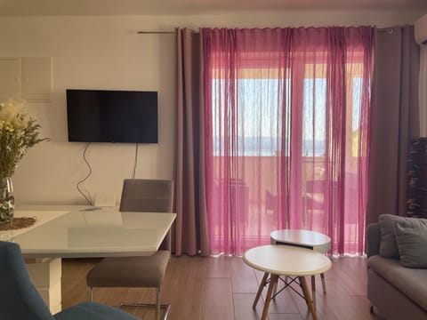 Communal lounge/ TV room, TV and multimedia, Living room, Seating area, Dining area