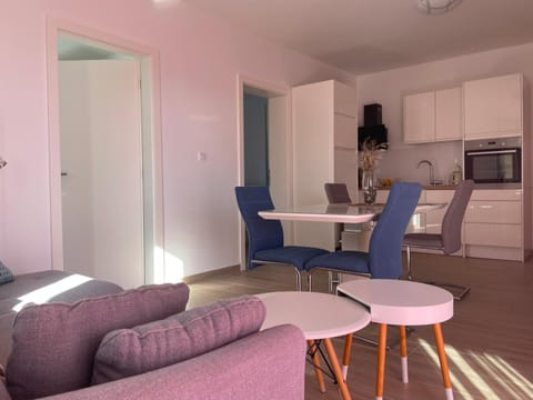 Kitchen or kitchenette, Living room, Seating area, Dining area, oven, stove