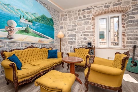 Living room, Seating area