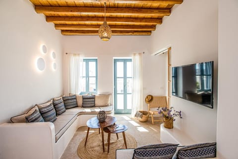Bed, TV and multimedia, Living room, Seating area, Dining area