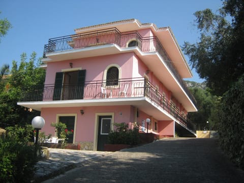 Property building, Day, Balcony/Terrace