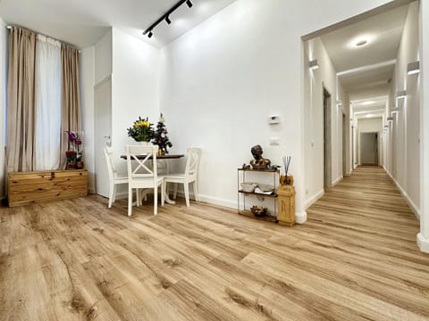 Seating area, Dining area