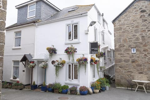Facade/entrance, Neighbourhood