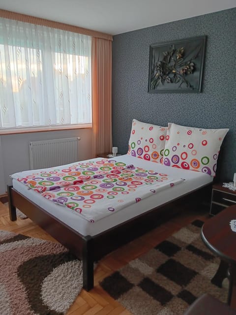 Bed, Living room, Photo of the whole room, Seating area, Bedroom