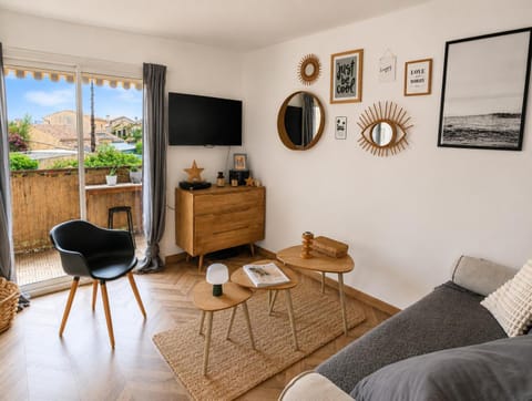 Property building, TV and multimedia, Garden view, air conditioner