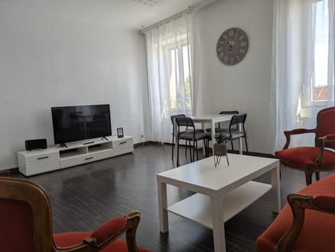 TV and multimedia, Living room, Seating area, Dining area