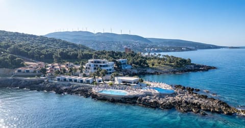 Property building, Restaurant/places to eat, Swimming pool