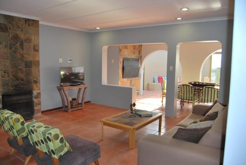TV and multimedia, Living room, Seating area, Dining area, Garden view
