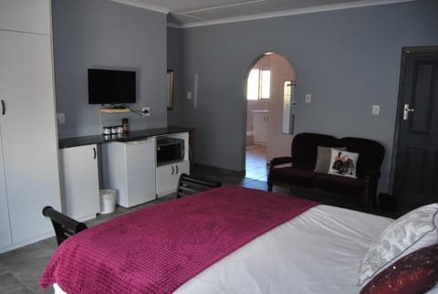 Bed, Bathroom, TV and multimedia, Coffee/tea facilities, Photo of the whole room, Seating area