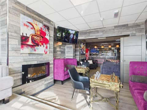 Communal lounge/ TV room, Seating area, Evening entertainment