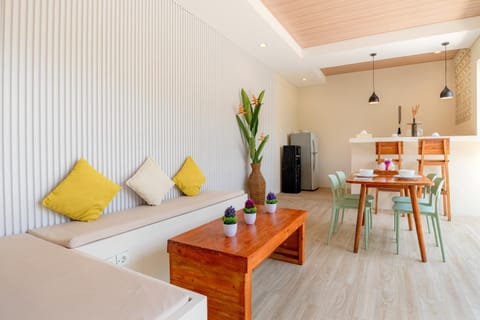 Kitchen or kitchenette, Living room, Seating area, Dining area
